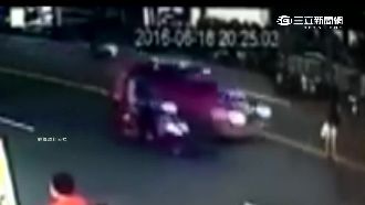 沒走斑馬線　女遭左右兩車撞倒再輾過