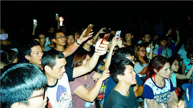 群眾集體包圍軍營！誓言替小白討公道