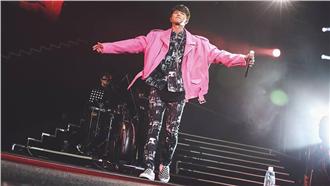 小鬼影視歌三棲　甘願被砸派原因噴淚