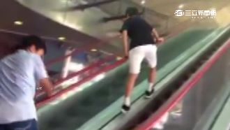 男孩堵手扶梯嬉鬧　逆向走還坐扶手