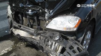 前方變紅燈沒注意　賓士撞成三明治！