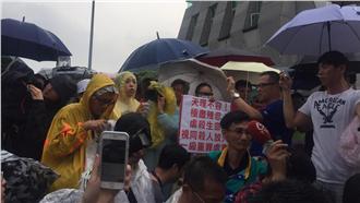 心疼小白　愛狗人士包圍國防部怒吼