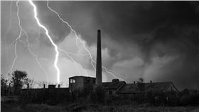 打雷閃電,雷擊,天打雷劈,雷公,陰森,荒涼（圖／shutterstock／達志影像）