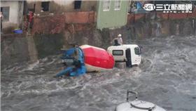 ▲水淹半個車身高！司機困車頂　混凝土車卡沙洲動不了（圖／翻攝畫面）