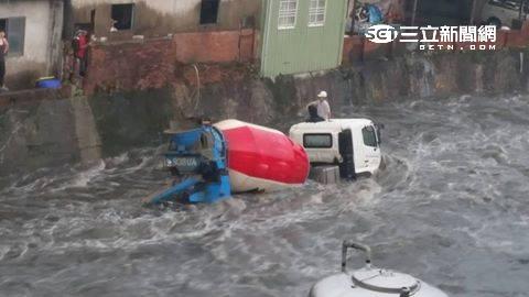 影／水淹一半！混凝土車司機受困車頂