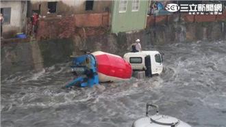 影／水淹一半！混凝土車司機受困車頂