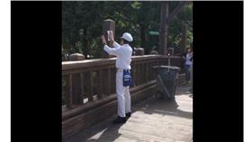 ▲迪士尼有趣的清潔工（圖／翻攝自推特）