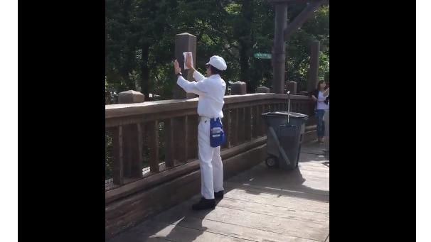 迪士尼有趣清潔工　找遊客打破玻璃