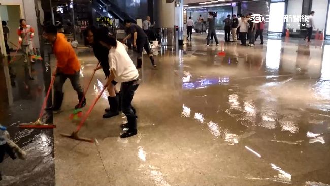 溪水漲駕駛受困　桃機管爆員工忙掃水