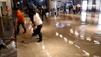 溪水漲駕駛受困　桃機管爆員工忙掃水