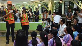 新北市埔墘國小學生發想為清潔隊員設計工作服，不僅把設計圖實體化，還寫信邀市長朱立倫，朱立倫臨時改變行程前往，讓小朋友驚喜不已並共賞創意服飾。中央社記者王鴻國攝 105年6月28日