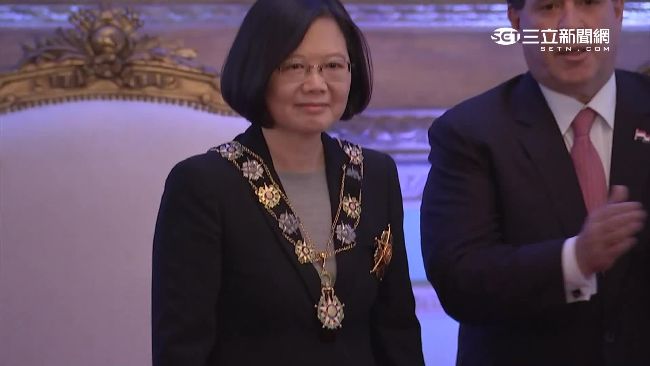 小英胸前項鍊「嬌」點　原來是...