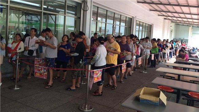 大潤發推福氣箱抽賓士　民眾擠爆賣場