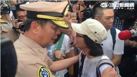 ▲抗議者和海軍司令黃曙光哭訴
