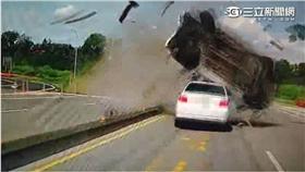 車禍,高速公路,交流道,翻覆,休旅車
圖／翻攝畫面