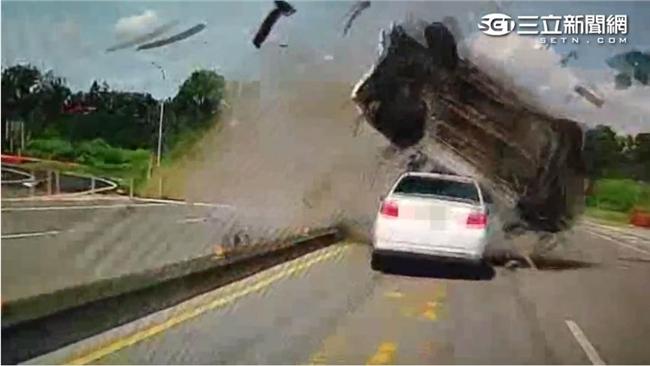 休旅車下交流道超高速轉彎　下場超慘