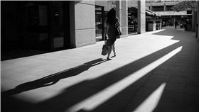 黑白攝影,影子,走路,女人(flickr/Adrian Snood)
https://goo.gl/1vyfKv