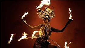 Linda Farkas,火舞（圖／翻攝自Linda Farkas臉書）