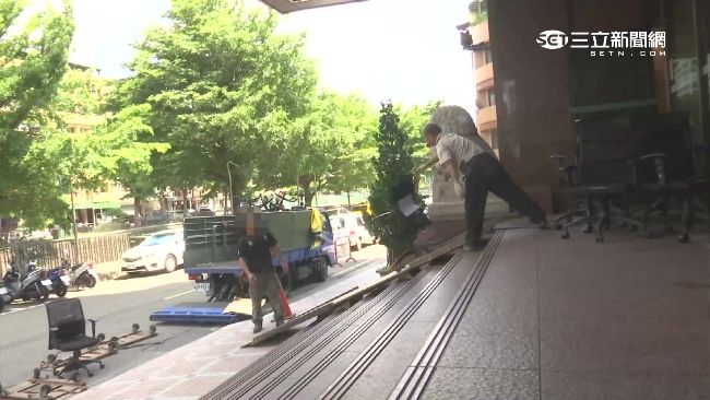 影／省力？搬運椅「滑撞」如打保齡球