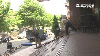 影／省力？搬運椅「滑撞」如打保齡球