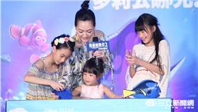 小S徐熙娣攜三位愛女盛裝出席動畫電影