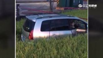 轎車轉彎沒注意　休旅車遭撞卡田裡