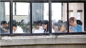 大學指考7月1日至7月3日登場，大考中心提供應考檢查表，包括考試前、考試當天出門前、進試場前、進試場後和作答注意事項，助考生做好萬全準備。（中央社檔案照片）-大學聯招-考大學-考生-考試-指考-