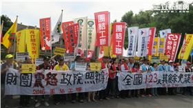 勞團到行政院抗議周休二日修法。（圖／記者盧素梅攝）