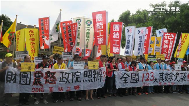 勞團政院抗議　要求廢除變形工時