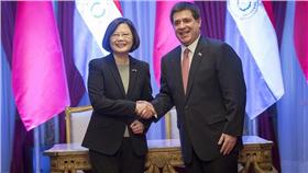 蔡英文總統與巴拉圭總統在兩國簽署聯合聲明後握手-總統府提供（flickr）