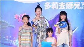 小S徐熙娣攜三位愛女盛裝出席動畫電影