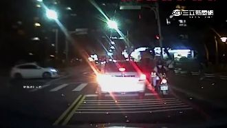 又是「開車門」沒注意！騎士慘遭撞飛