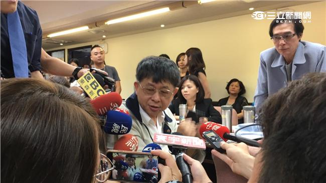 扛椅傷藍委為哪樁？吳焜裕：只是好玩