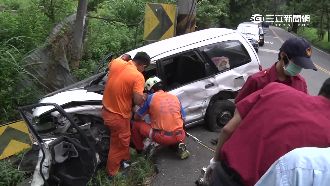 開車衝撞山壁　婦人稱「看到髒東西」