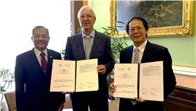 中華民國科技部次長蔡明祺於當地時間29日與捷克國家科學院院長在布拉格簽署新科學合作協定。本案於簽署後立即生效，相關申請方式科技部將另行公告。（駐捷克代表處提供）中央社 105年6月30日