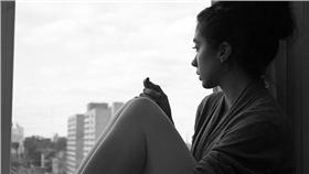 女人,沉思,遠望,難過,悲傷(flickr/Will Fisher)
https://goo.gl/Pqus4Z