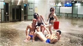 桃機淹水，網友創意P圖。（圖／翻攝自Kevin KC Lin臉書）