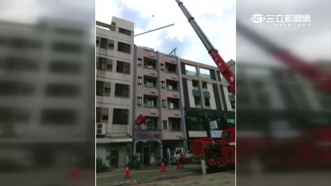高空吊鋼樑竟無交管　讓民眾看傻眼