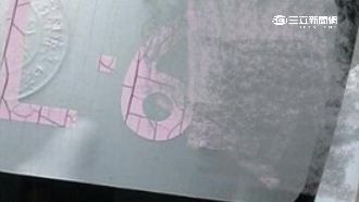 好尷尬！重機車牌掛5個月掉漆、裂痕