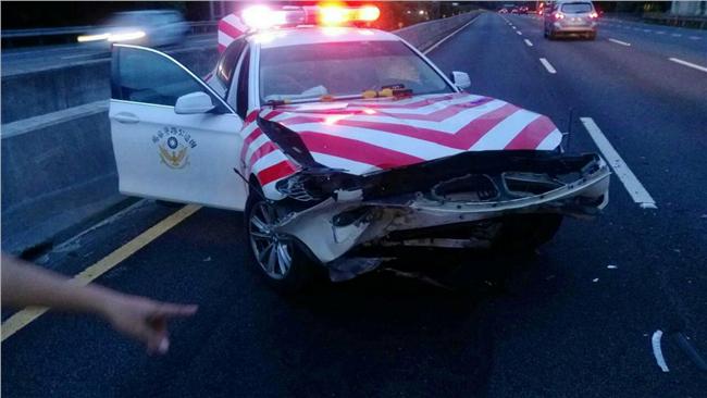 國道飆速追撞警車　尖峰下班害塞車