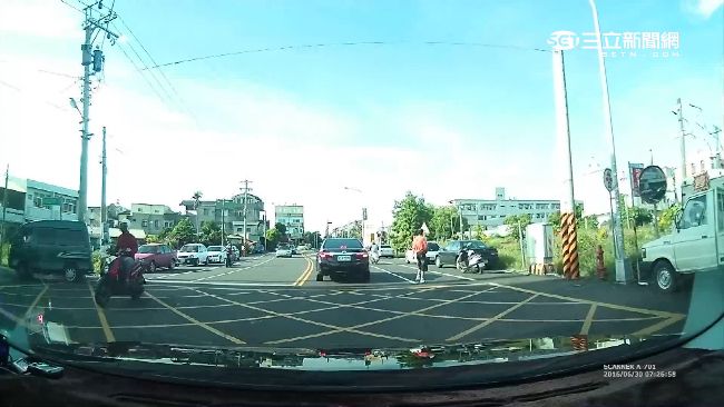 駕駛過平交道睡著　車停路中害回堵