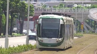 高雄輕軌沒電了　乘客被迫下車步行