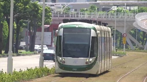 糗! 高雄輕軌沒充電掛點 乘客下車走路-高雄輕軌-