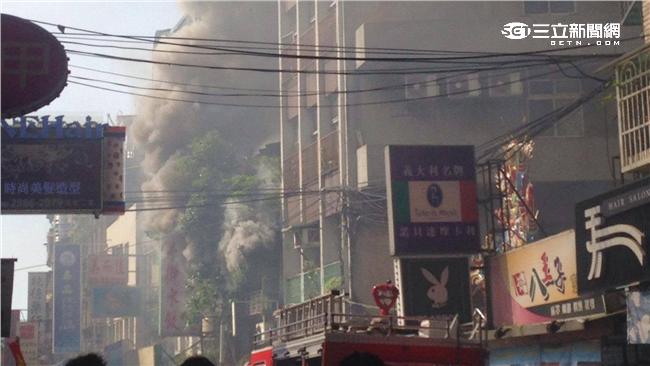 三重文化北路麵店突冒大火　無人傷亡