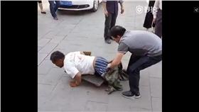 身障,行乞,援手,拆穿,滑板,社會(秒拍 http://www.weibo.com/5095689205/DCLiylzLq?type=comment)