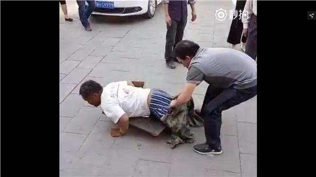 陸男行乞被民眾脫褲　當場拆穿非身障