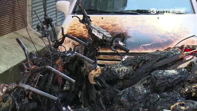 香環未熄就扔　公寓前整排機車陷火海