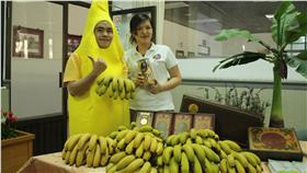 集集鎮長陳紀衡扮香蕉人與業者集集山蕉歷史文化館行銷企劃黃稚淋分享日本參展經驗（中信兄弟提供）