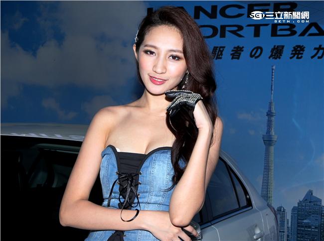 火辣騎單車乳震妹高嘉璐，出現在2016台北國際新車展，仍性感亮麗。（記者邱榮吉/攝影）