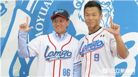 張閔勛（左）加盟桃猿，右為隊友王柏融（圖／記者王怡翔攝）